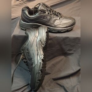 Fila Women's Size 8 Black Athletic Shoes